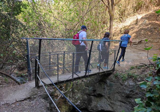 En el camino hay varios puentes peatonales'