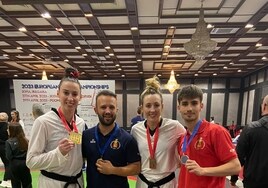 Ginés García y Ezequiel Moreno, en Bulgaria con sus trofeos, junto a las británicas Jade Jones y Bianca Walden, ambas medallistas olímpicas.