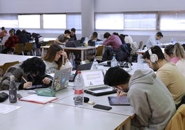 Alumnos en la biblioteca de Informática y Telecomunicación.