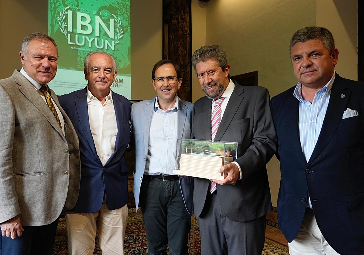 Enrique Salvo, segundo por la derecha, junto a responsables de la UMA y de la asociación.