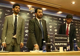 Nasser, Abdullah y Nayef Al-Thani, en la sala de prensa de La Rosaleda.