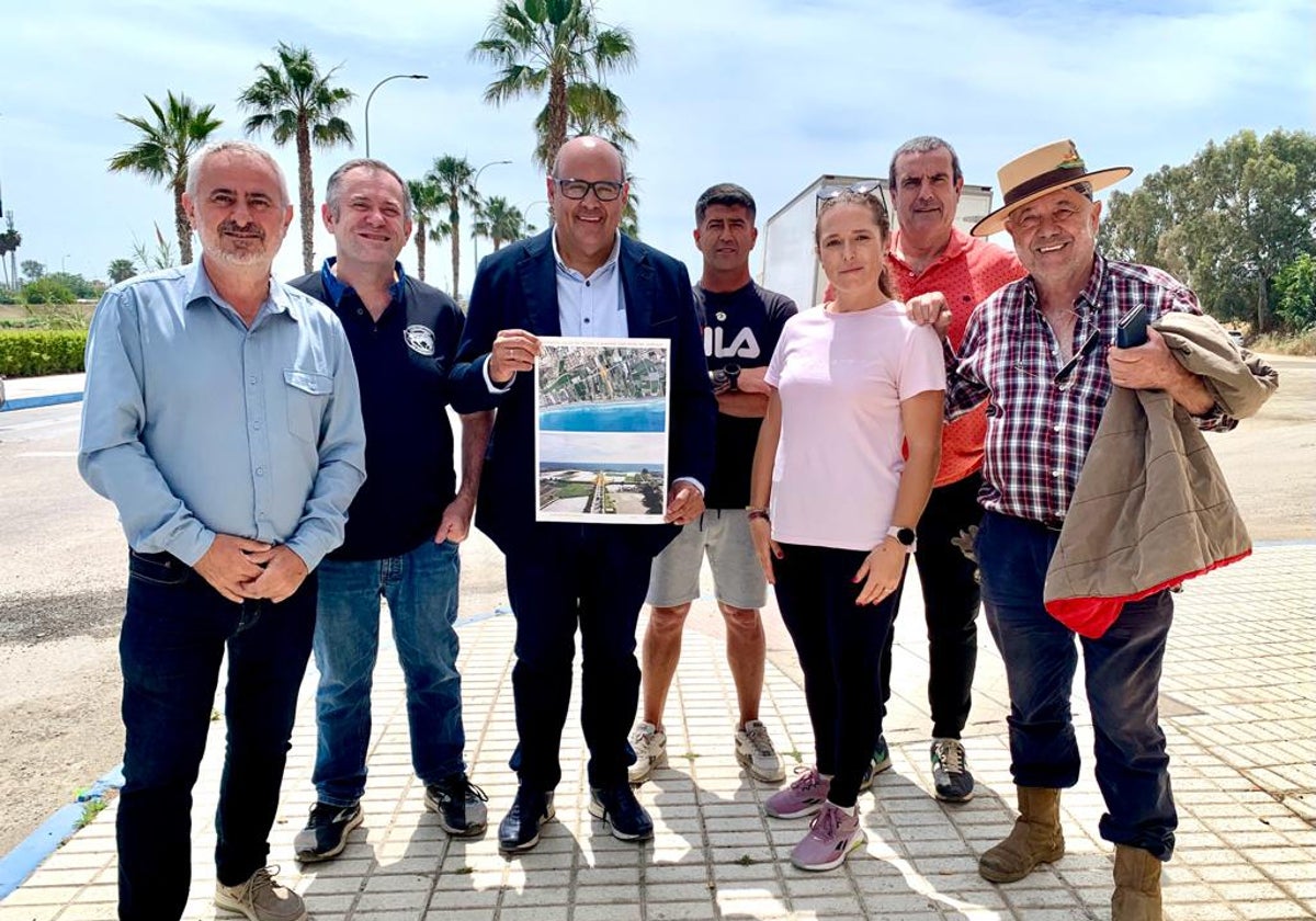 El candidato del PP, Jesús Lupiáñez, este jueves con vecinos de Almayate.