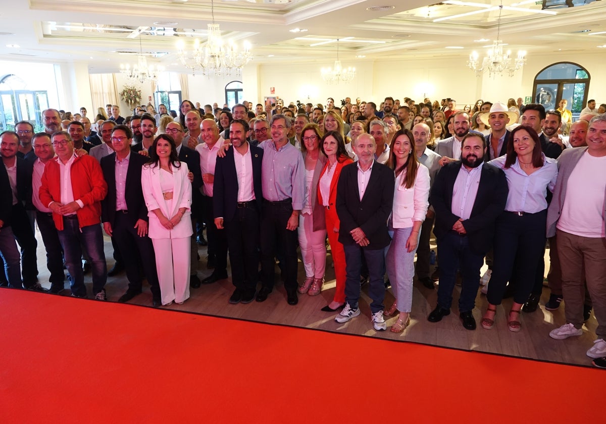 El secretario provincial de los socialistas malagueños, Dani Pérez, este jueves con los candidatos en el hotel La Viñuela.