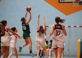 Paula Muñoz intenta una canasta en un partido del campeonato de España.