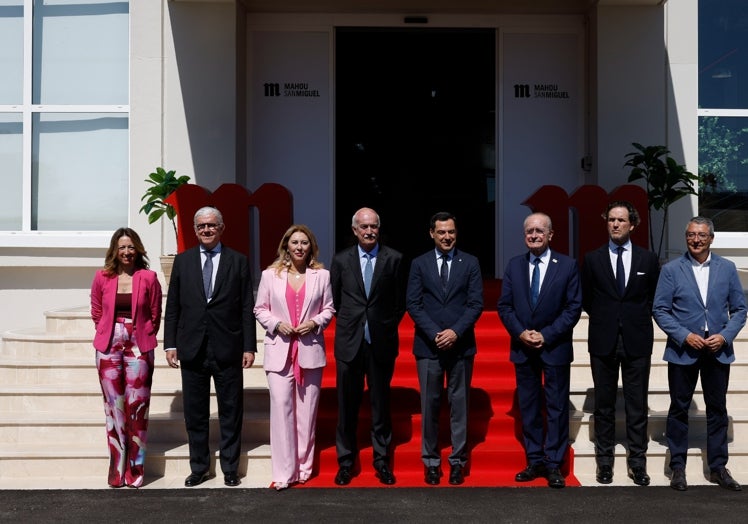 Las autoridades y directivos de la cervecera a las puertas de las instalaciones.