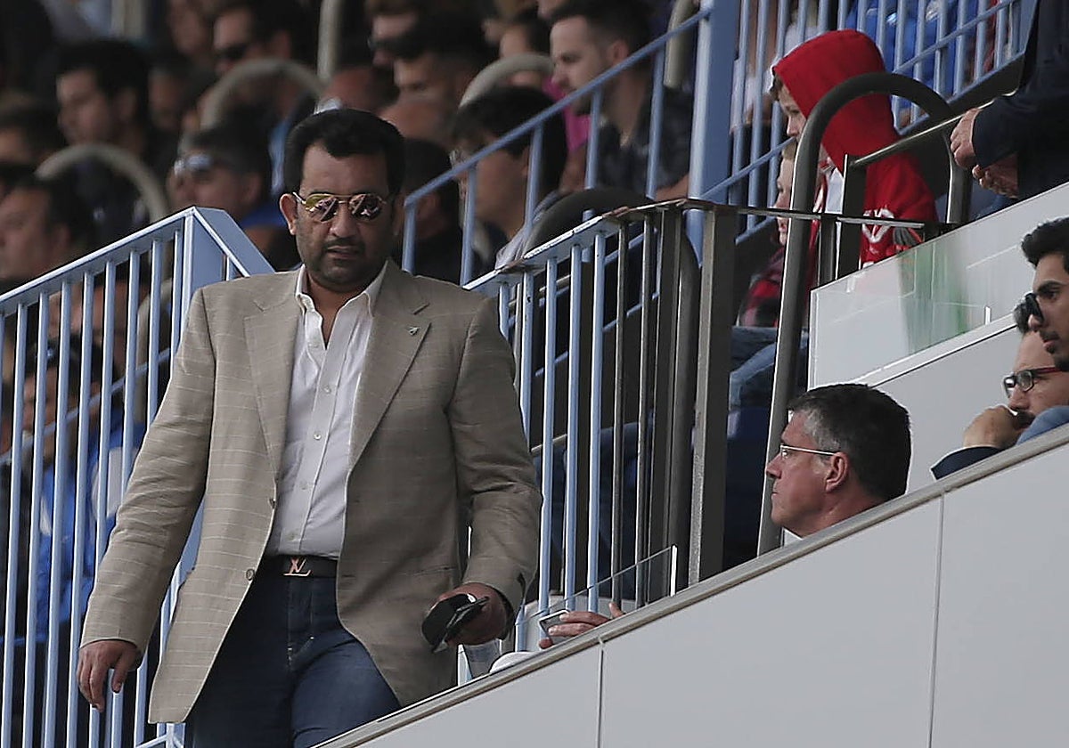 El jeque Al-Thani, a su llegada al palco de La Rosaleda para un partido.