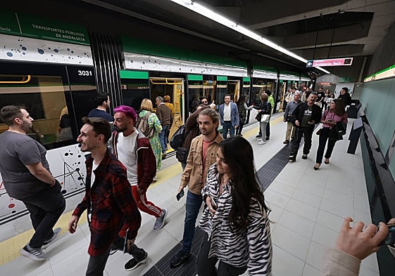 Viajeros en la estación Atarazanas del metro de Málaga.