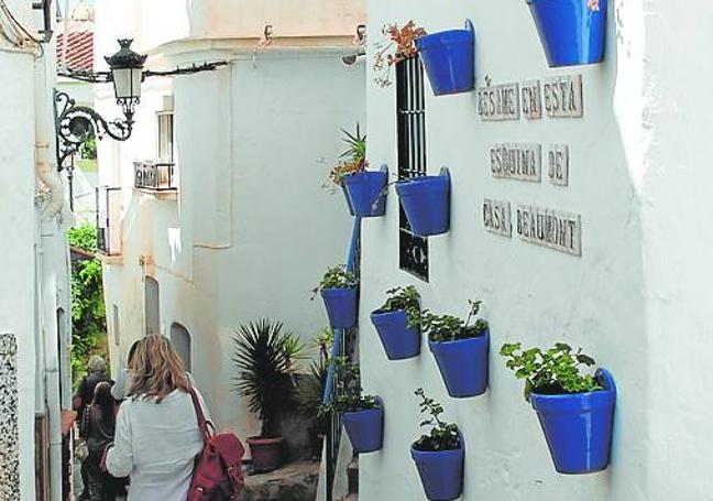 Andalusí. Las calles estrechas y las macetas coloridas también se pueden ver en Cómpeta.