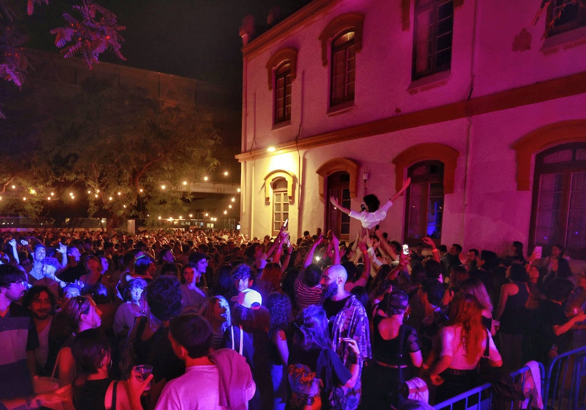 Miles de personas en la zona de Dj bailan mientras mantean a un joven, en el RED Friday del pasado viernes, en La Térmica.