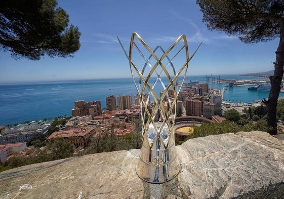 El trofeo de la Basketball Champions League luce en Gibralfaro con Málaga al fondo.