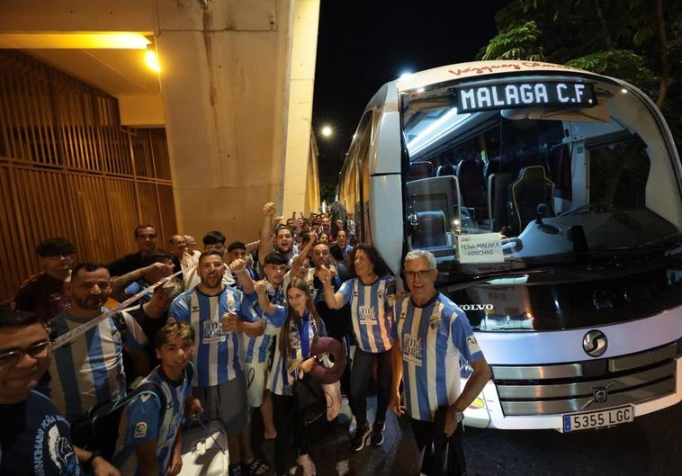 Un grupo de aficionados posa para SUR antes de subirse al autobús.