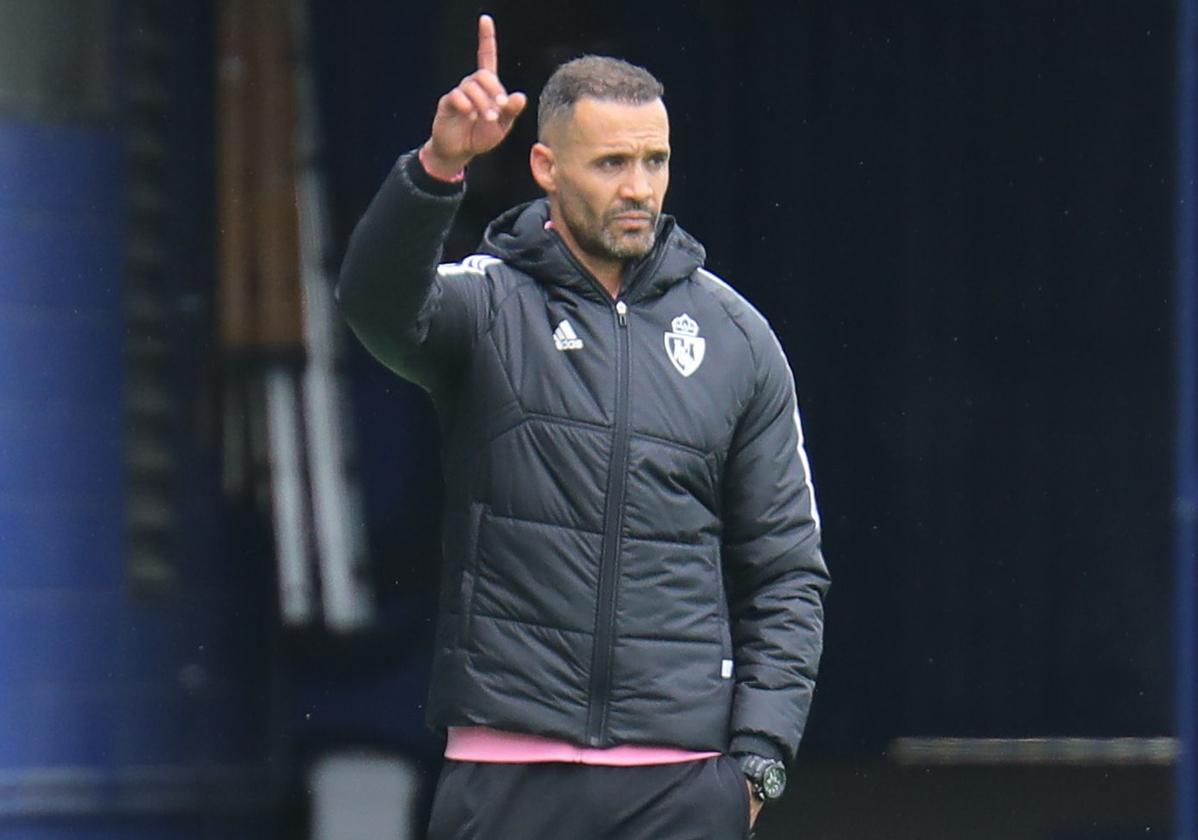 El entrenador de la Ponferradina, Juanfran García, durante un partido reciente.