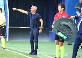 Pellicer da instrucciones a sus jugadores durante el partido.