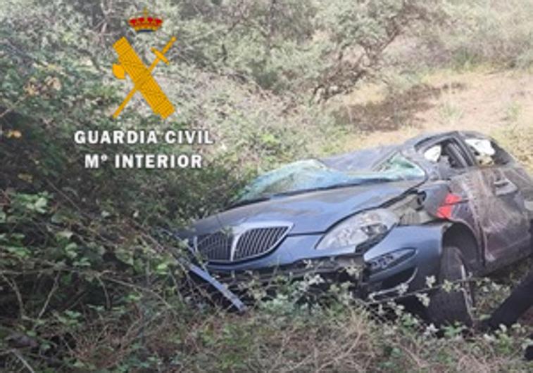 Rescatan a una mujer que quedó atrapada en su coche tras despeñarse por un desnivel en Almogía