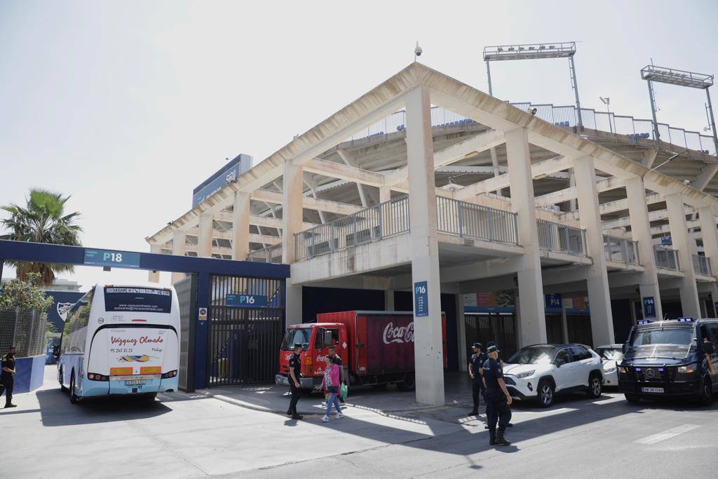 La llegada del autobús del equipo al aparcamiento de La Rosaleda entre la indiferencia, pues no había aficionados