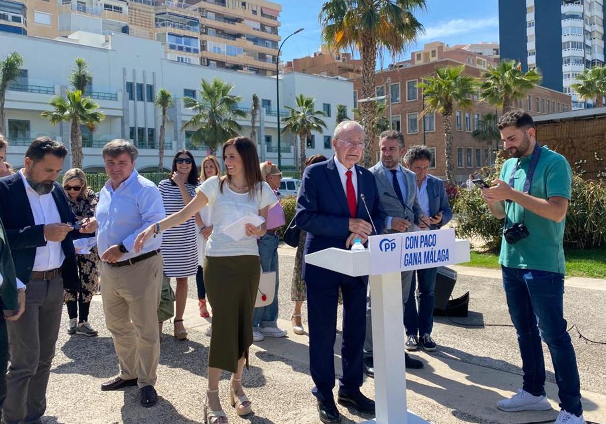 El candidato a la Alcaldía por el PP, Francisco de la Torre, junto a concejales y candidatos de su lista, delante de la sede de Google en Málaga.