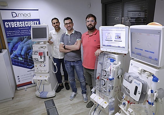 Alessando Vitiello (centro), con dos miembros del equipo de D.med Software junto a las máquinas de diálisis para las que desarrollan soluciones de ciberseguridad y conectividad.