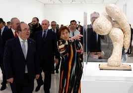 El ministro Miguel Iceta, junto a Carmen Giménez, en la inauguración de 'Picasso escultor'.