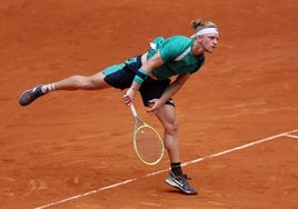 Alejandro Davidovich, en un saque en su duelo ante Coric en Madrid.