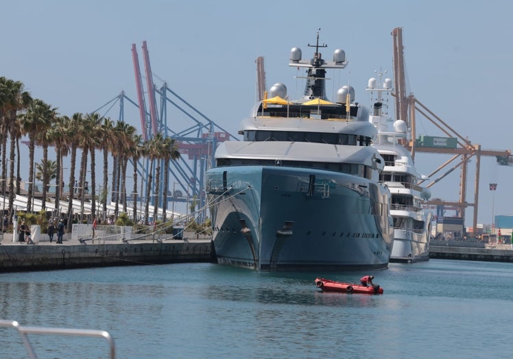 El megayate Aviva, en el Muelle Uno con la pequeña embarcación auxiliar delante.
