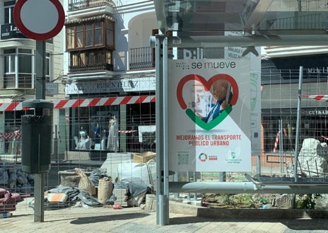 Imagen secundaria 1 - Imagen de tres de los carteles instalados por el equipo de gobierno bipartito en Vélez-Málaga.