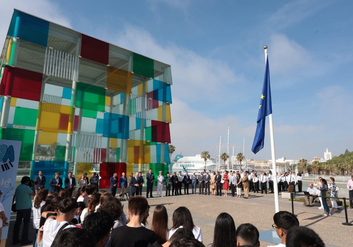 Celebración del acto institucional junto al cubo del Museo Pompidou.