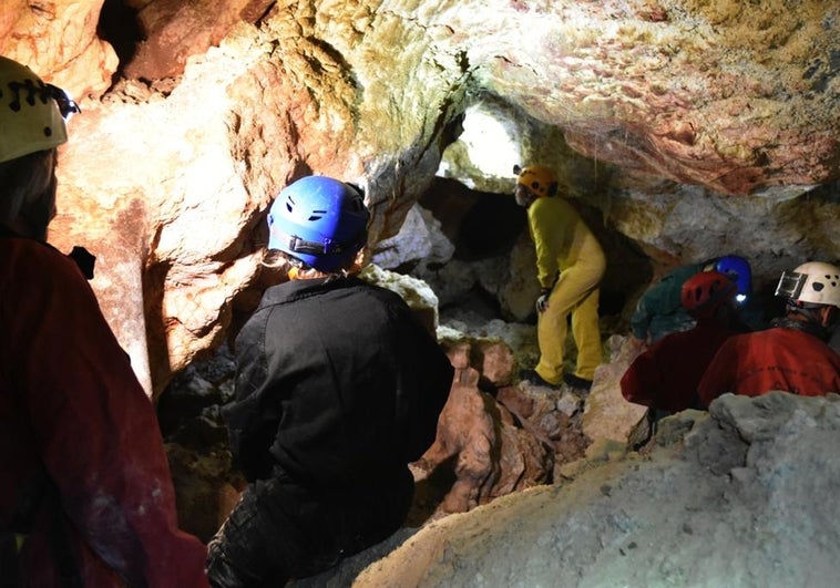 Espeleólogos, en la nueva cavidad descubierta en Rincón de la Victoria.