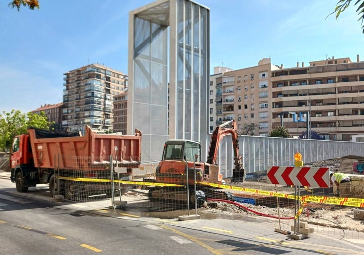 Trabajos en la acera de la calle Pasillo del Matadero, donde se ha demolido el borde del cauce.