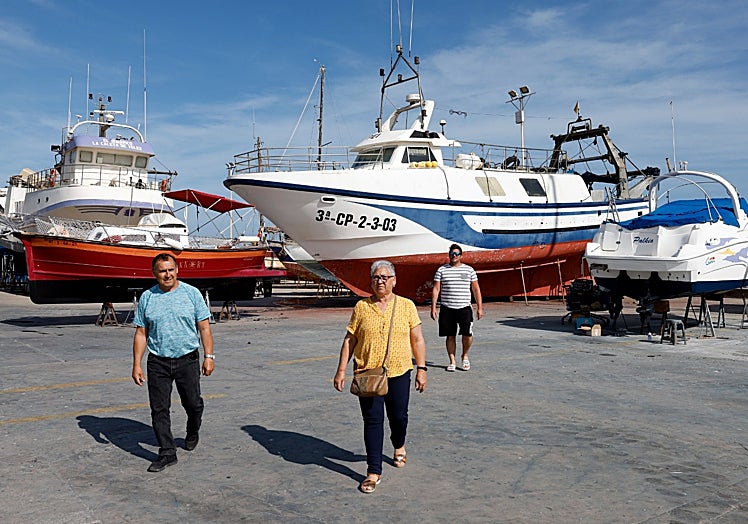 Rafael Barrientos, María Victoria Azuaga y Juan Jiménez, este martes junto a uno de sus barcos en Caleta de Vélez.