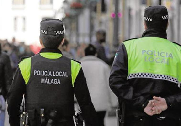 Dos detenidos, uno de ellos menor, tras ser sorprendidos en Málaga cuando prendían contenedores de basura