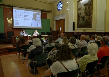 Imagen secundaria 1 - Diferentes momentos del Aula de Cultura de este miércoles con Julia Navarro. 