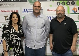 Rafa Baena, entre la presidenta y el director deportivo del club.