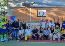 Las jugadoras del histórico Tokiauto posan con su entrenador, Manolo Castillo.