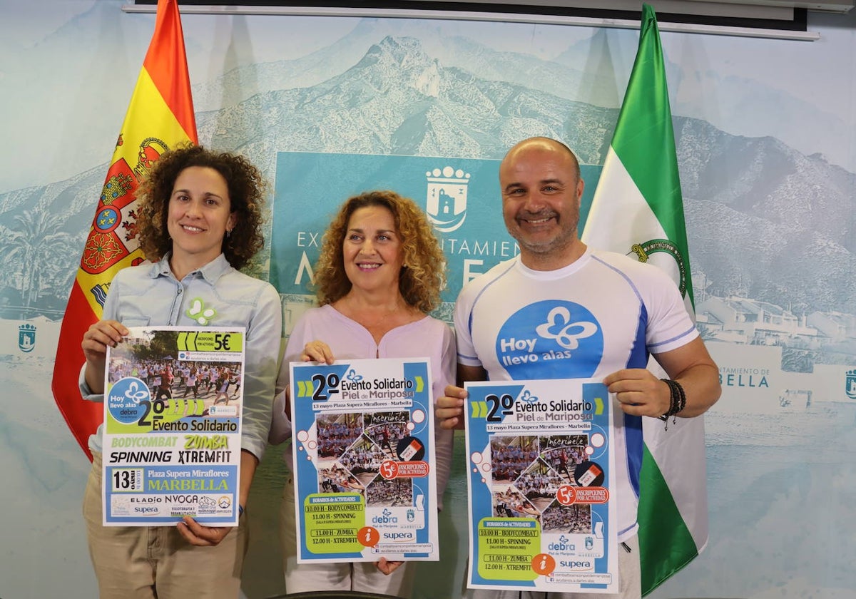 Natividad Romero, enfermera y coordinadora de Debra, la concejala Isabel Cintado, y César Sánchez, organizador.