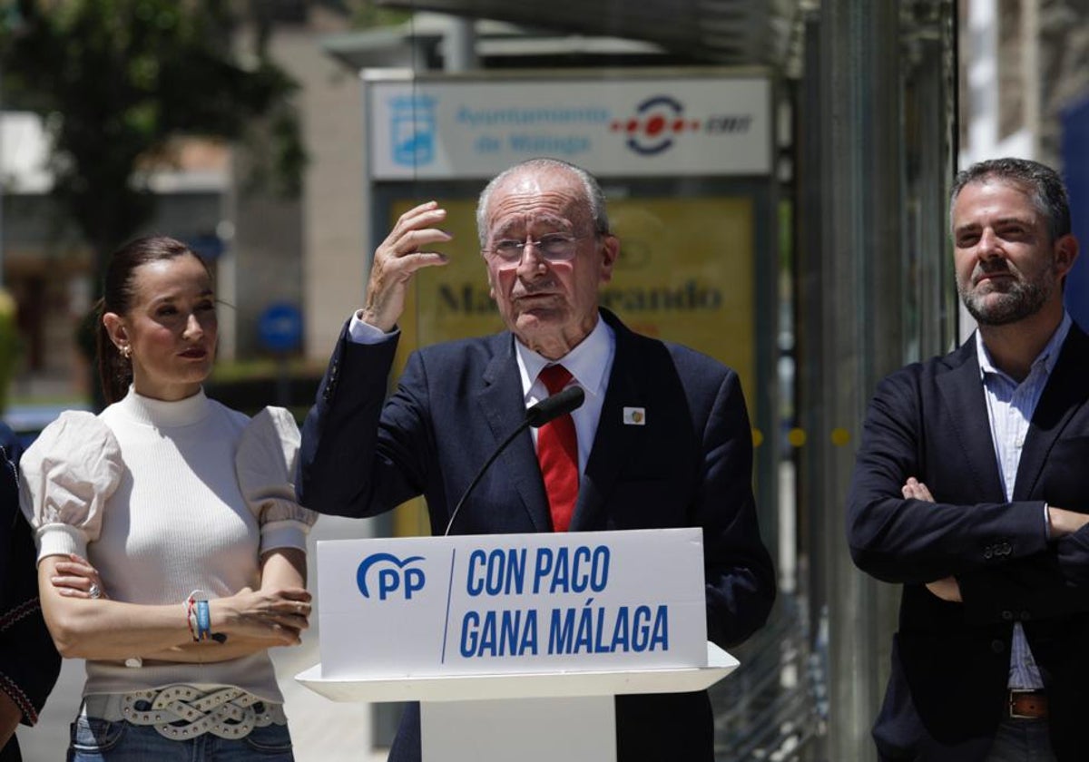 De la Torre junto a Elisa Pérez de Siles y Carlos Conde, esta mañana.