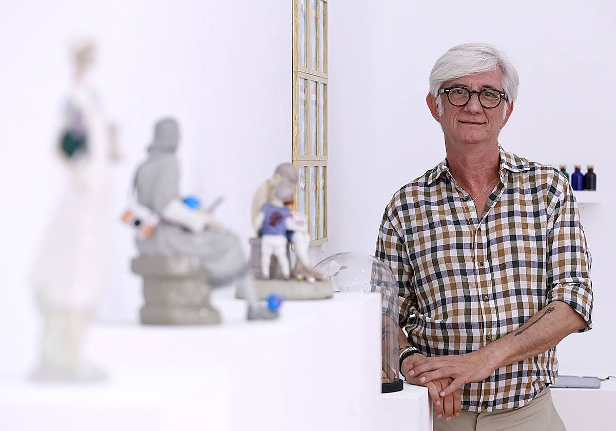 Juanjo Fuentes posa con algunas figuras de su exposición en el Ateneo.