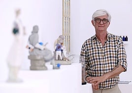 Juanjo Fuentes posa con algunas figuras de su exposición en el Ateneo.