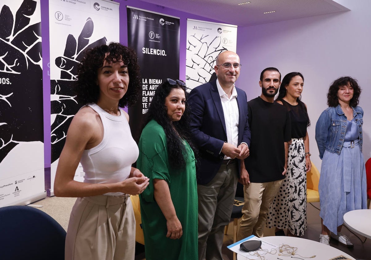 Nieves Rosales, Vanesa La India, Manuel López, Rafael Ramírez, Ana Pastrana y Nani Soriano, ayer, en el encuentro con artistas de la Bienal de Arte Flamenco.