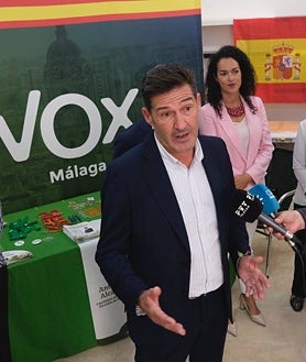 Imagen secundaria 2 - Diferentes momentos del acto de esta tarde en la sede de Vox.