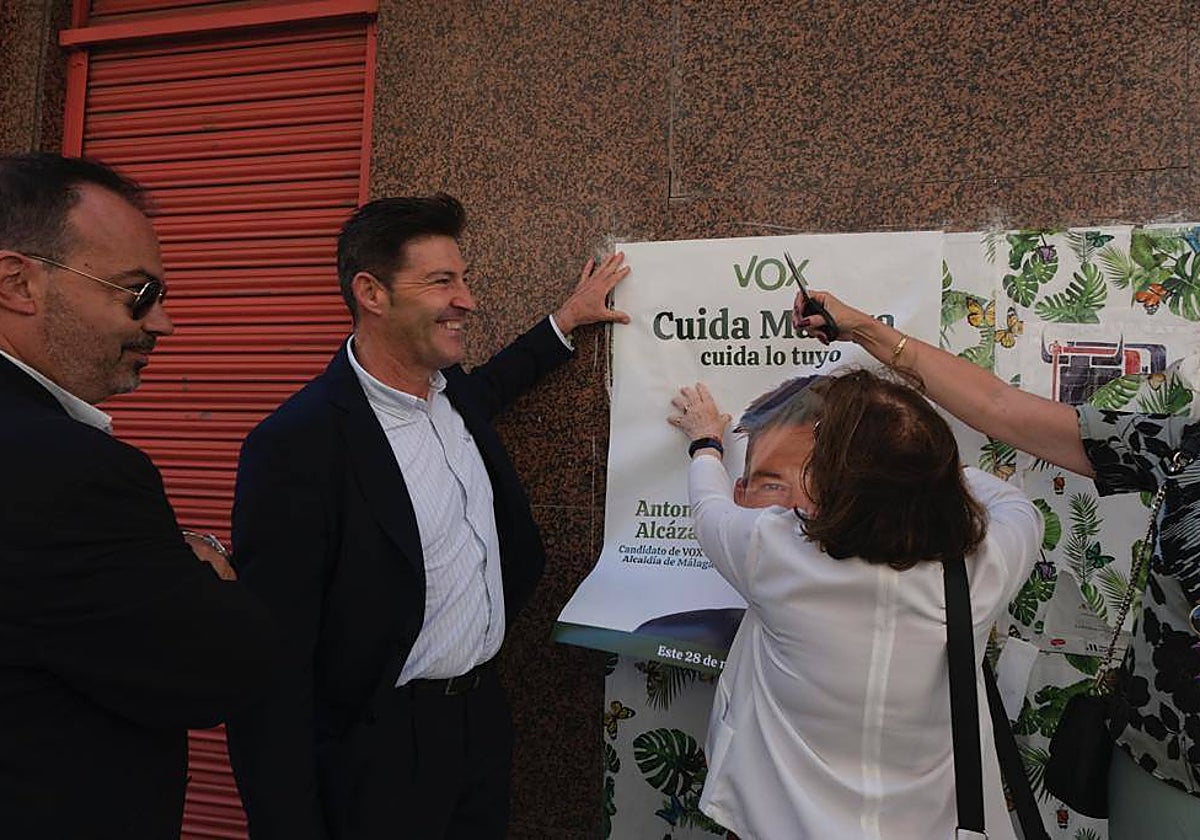 Antonio Alcázar, junto a los militantes del partido esta tarde en la nueva sede de Vox en el centro de Málaga.