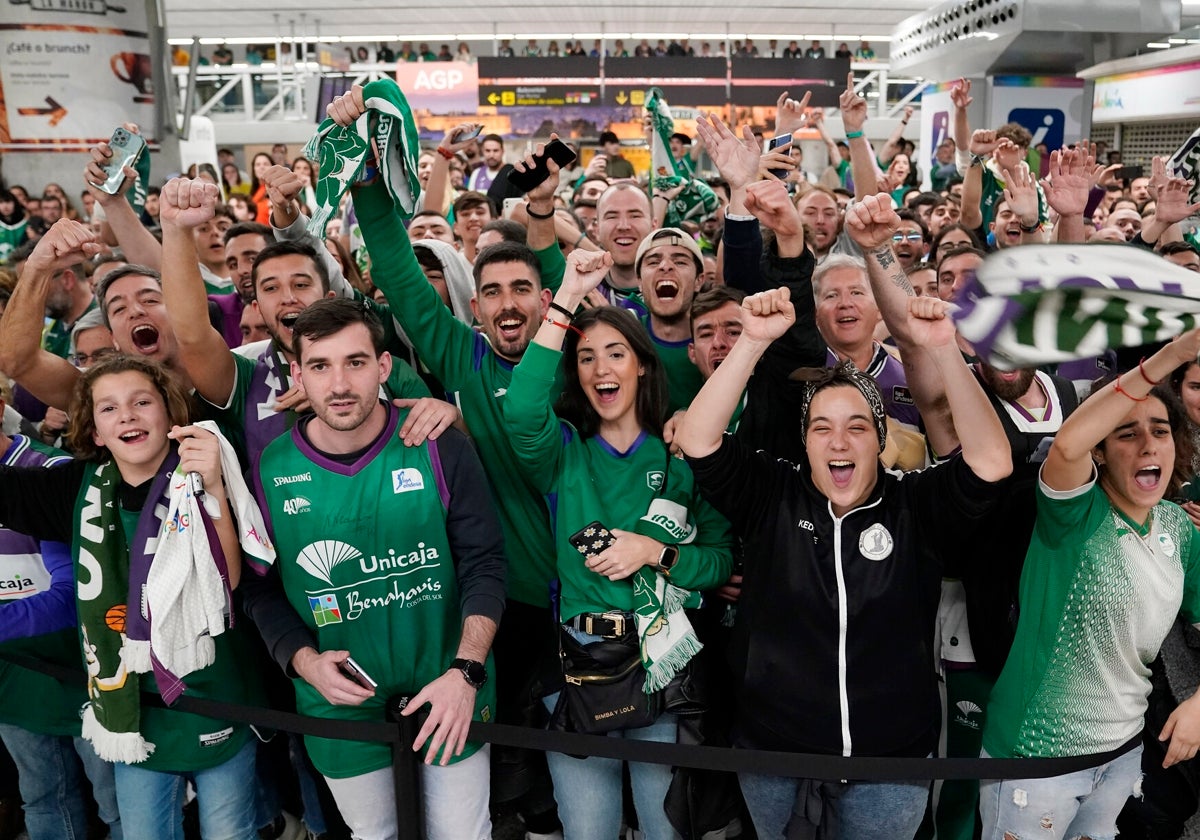 Aficionados del Unicaja en el aeropuerto de Málaga cuando el Unicaja ganó la Copa.