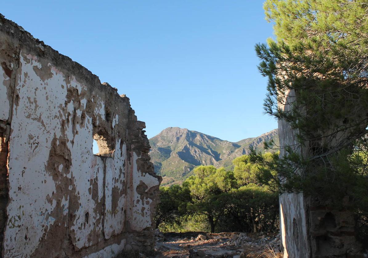 La antigua ermita mira hacia la sierra de Alcaparaín.