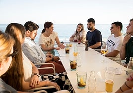 Noelia Losada, este jueves, en un encuentro con jóvenes en los Baños del Carmen.