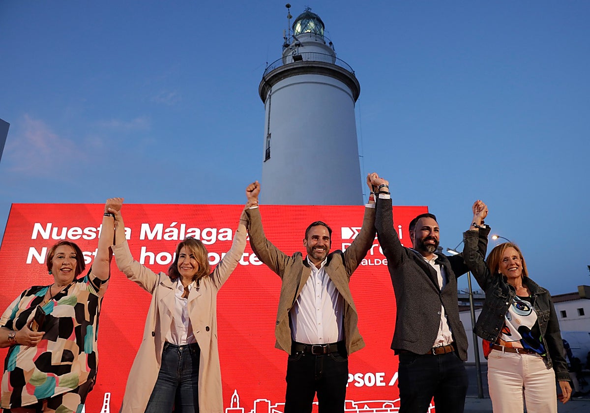Dani Pérez, en el centro, arropado por los candidatos Martín, Ruiz Araujo y Medina así como la ministra de Vivienda, Raquel Sánchez, delante de La Farola.
