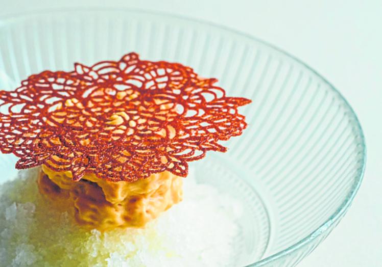 Imagen principal - Batata asada con granizado de uva, homenaje a la Axarquía. Abajo, menú del restaurante y porra de remolacha y fresas con su tartar y mostaza verde.