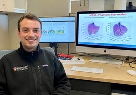 Carlos Huesa Berral, en el laboratorio de la Universidad de Harvard, con imágenes de su trabajo en los monitores.