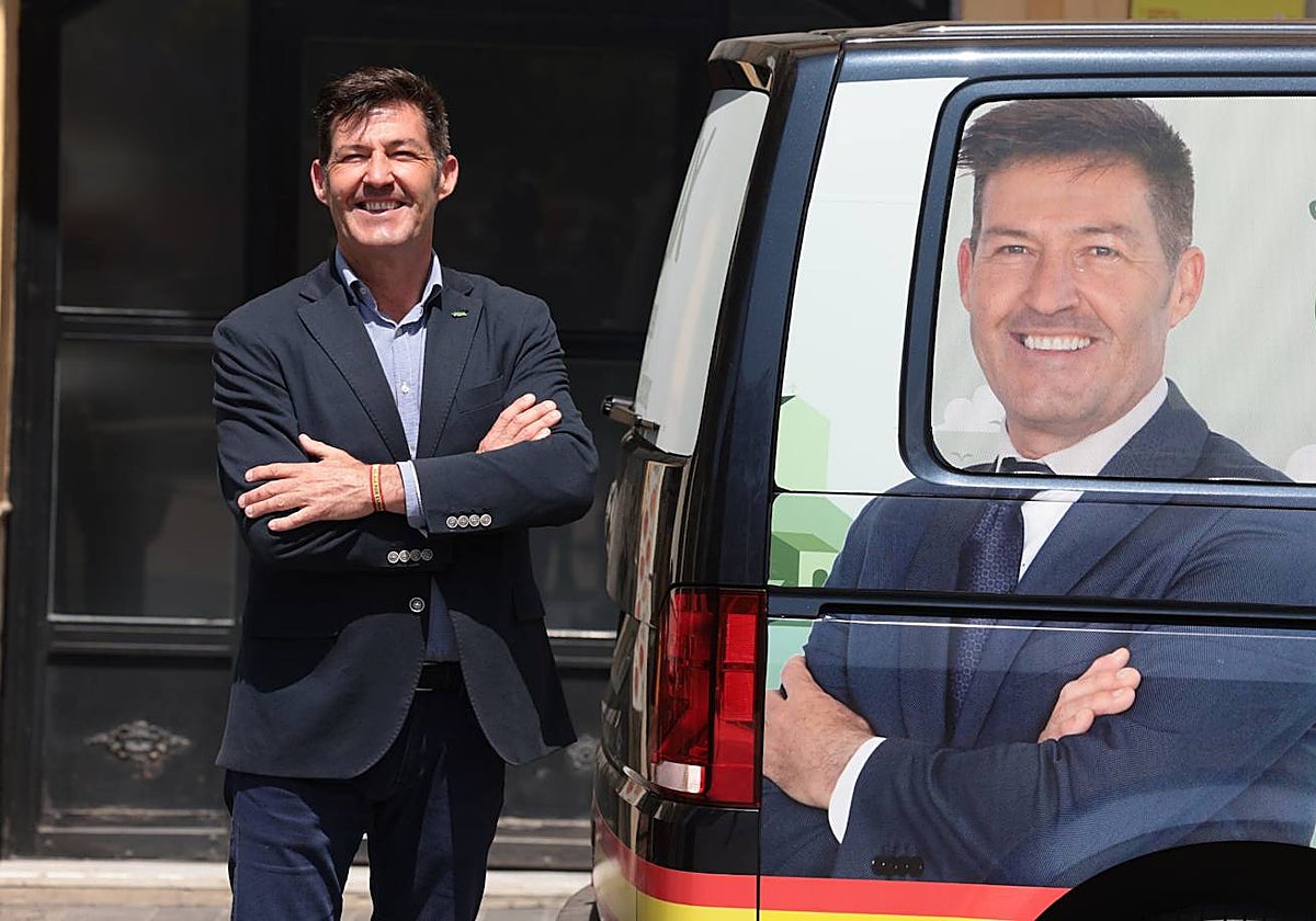 El candidato Antonio Alcázar, en su llegada al Mercado de la Merced.