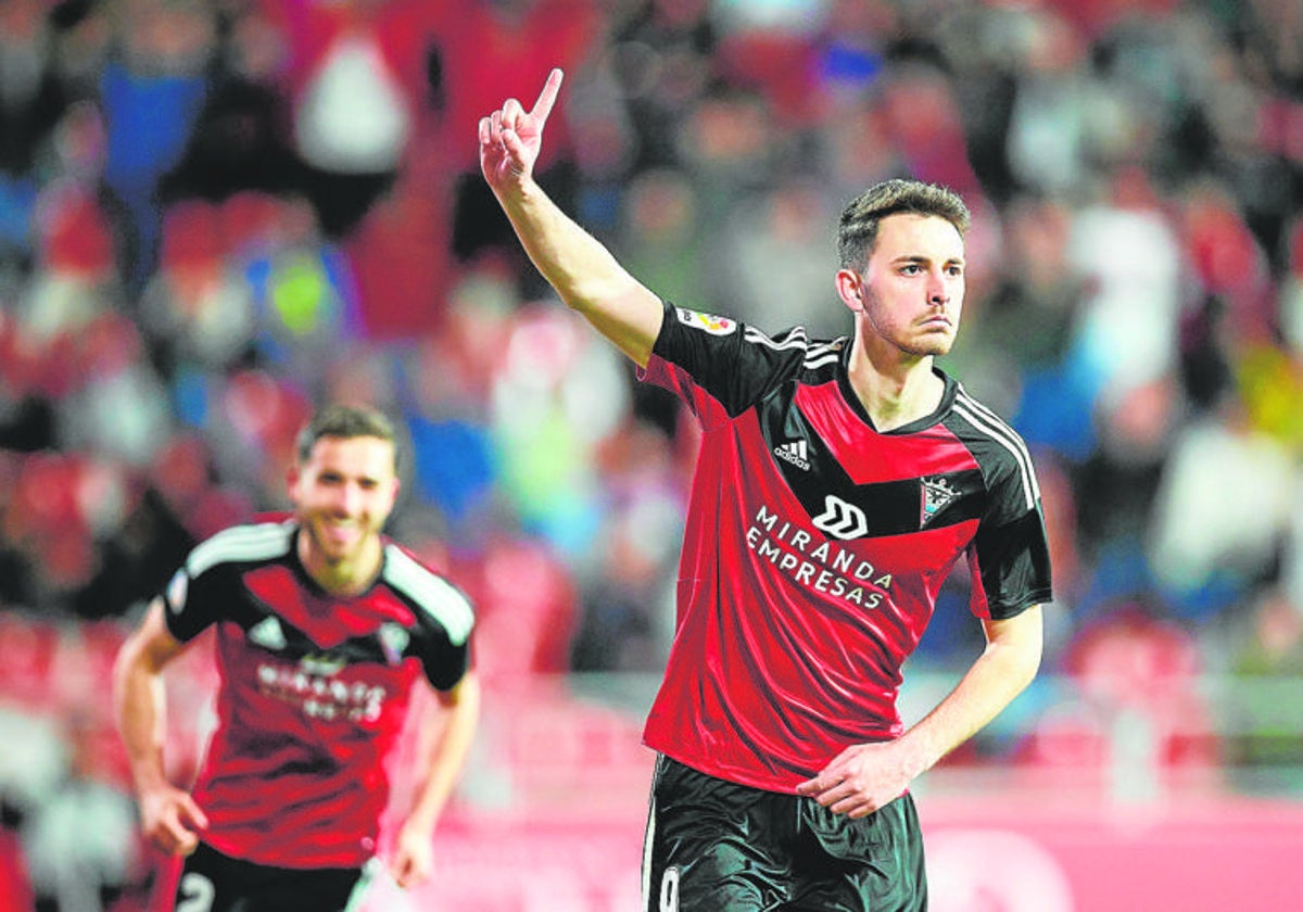 Raúl García celebra un gol.