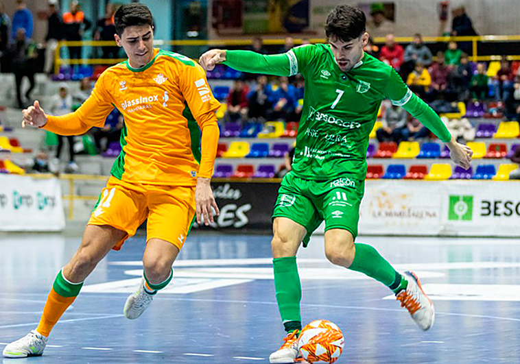 Una disputa entre Alvarito (derecha )y Raúl Jiménez, en el BeSoccer UMA-Betis de la primera vuelta liguera.