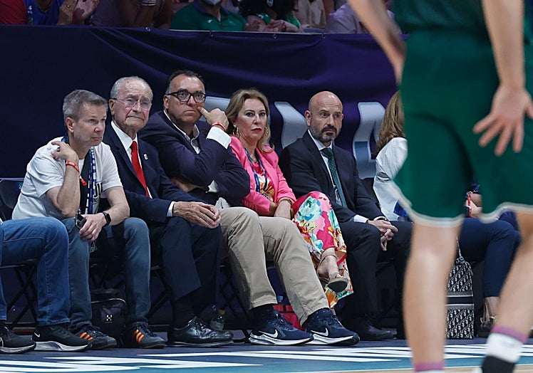 Francisco De la Torre, Arturo Bernal, Carolina España y Francisco Salas, en el partido del Unicaja.